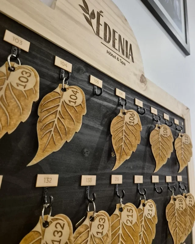 objet en bois personnalisé, découvrez notre gamme de porte-clés pour hôtellerie